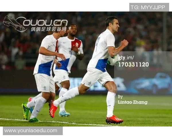 足球明星为何坚持不换球鞋背后的秘密与故事探讨 足球明星为何坚持不换球鞋背后的秘密与故事探讨