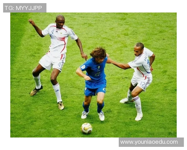 全球足球巨星的传奇人生与赛场风采解析