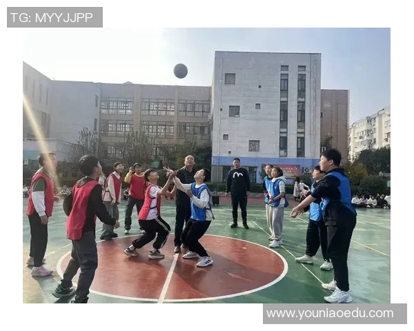 篮球明星在荆棘中奋勇前行展现不屈精神与拼搏毅力的动人瞬间 篮球明星在荆棘中奋勇前行展现不屈精神与拼搏毅力的动人瞬间